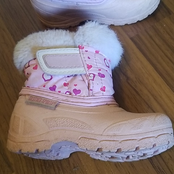 Toddler girl size 5 winter boots - Picture 2 of 2